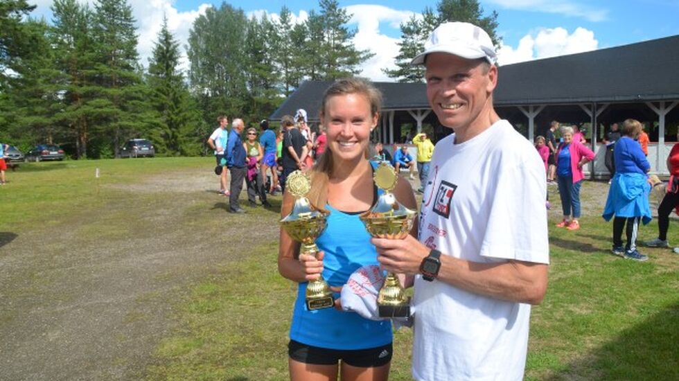 VINNERNE: Geir Strandbakke og Monika Kørra ble vinnere av 11 km i det 34. Risberget rundt. (Foto: Erik Øsmundset)