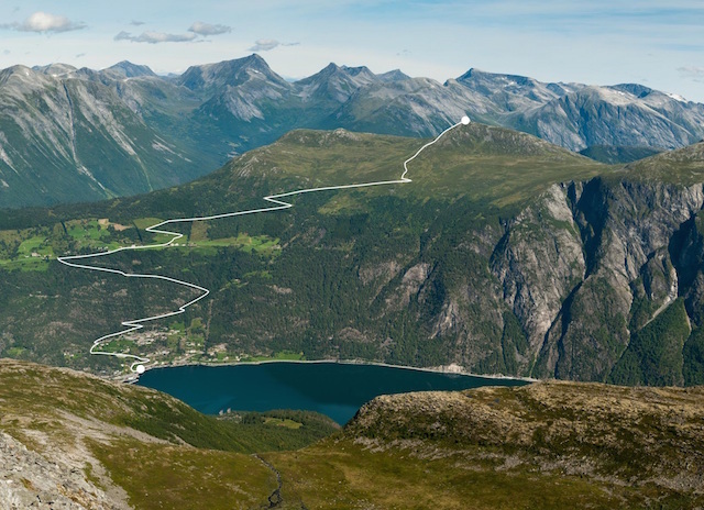 Løypetraseen for Mefjellet Opp med start heilt nede ved kaia i tettstedet Fjørå, mellom Valldal og Tafjord