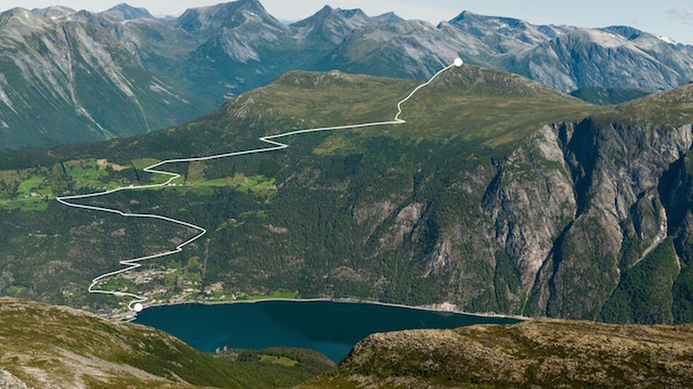 Løypetraseen for Mefjellet Opp med start heilt nede ved kaia i tettstedet Fjørå, mellom Valldal og Tafjord