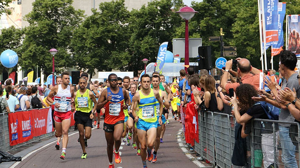 Her legger de raskeste 10 km-løperne av gårde, de som løp i første pulje. (Foto: Runar Gilberg) 