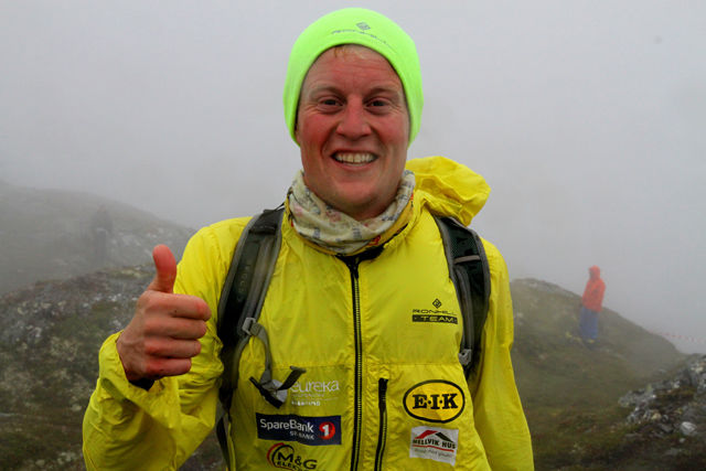 Torstein Tengsareid har kommet seg først opp til Kvasshovden og har fått på seg varme klær. Torstein Tengsareid har kommet seg først opp til Kvasshovden og har fått på seg varme klær.