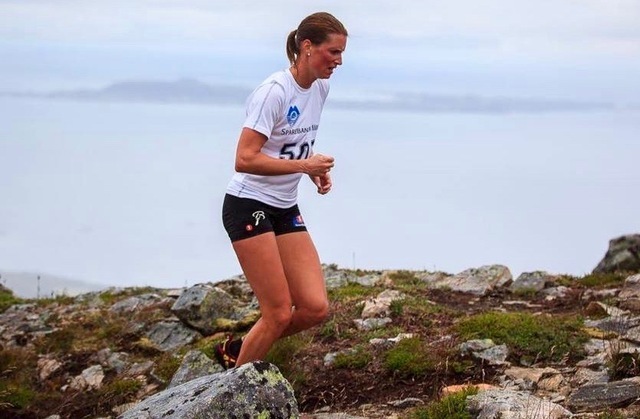 Kari Vikhagen Gjeitnes på første del av triatlonen som er å løpe opp den 528 meter høye Digergubben. Foto: arrangør