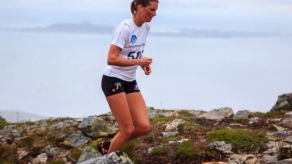 Kari Vikhagen Gjeitnes på første del av triatlonen som er å løpe opp den 528 meter høye Digergubben. Foto: arrangør