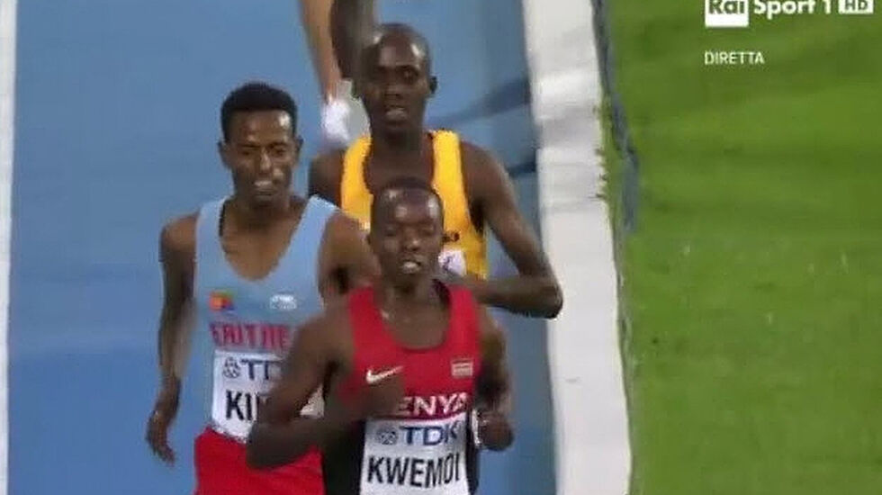Kwemoi i teten foran Kifle og Kiplimo på slutten av 10000m løpet.