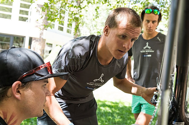 Kristian Blummenfelt får hjelp fra selskapet Ceramic Speed til å trimme sykkelen til å bli best mulig. Foto: Jesper Grønnemark