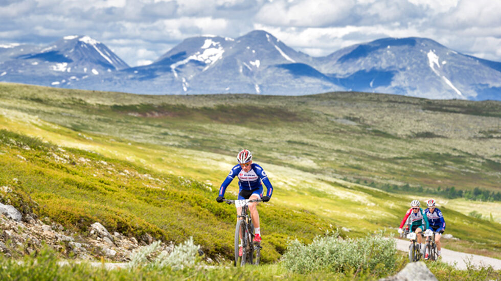 Eirik Fiskvik, Team Trek Mesterhus i tet foran Erik Sotberg, Gauldal SK og team-kollega Knut Erik Nesteby med mektige Sølen i bakgrunnen for et år siden. (Foto: Ola Matsson)