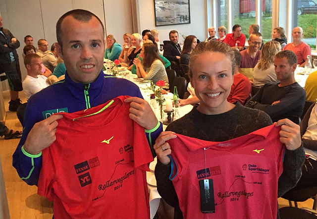 Svein Ove Risa og Therese Falk kunne ta på seg de rødrosa ledertrøyene etter første etappe i Rallarvegsløpet. (Foto: Peder Tubaas)
