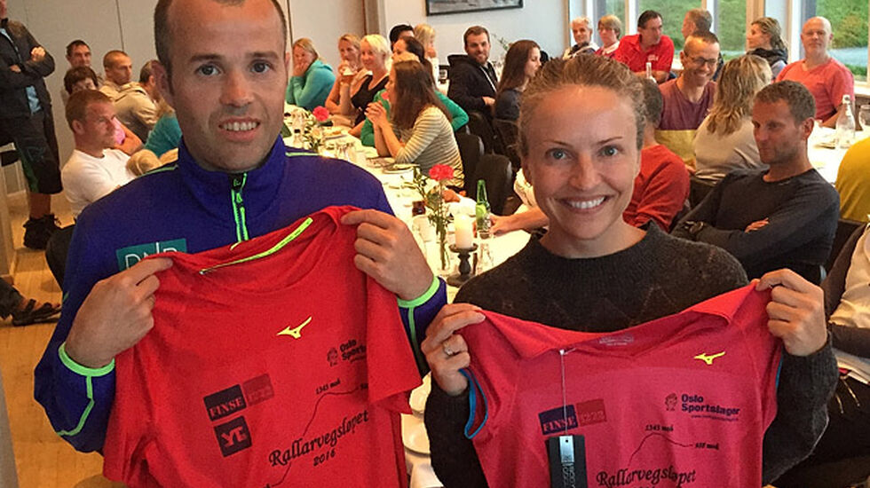 Svein Ove Risa og Therese Falk kunne ta på seg de rødrosa ledertrøyene etter første etappe i Rallarvegsløpet. (Foto: Peder Tubaas)