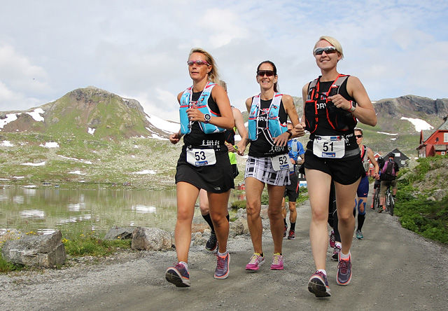 Sola og løperne smilte om kapp også på den 27 km lange andreetappen. Her ser vi Skiløper-trioen Camilla Rodal, Helga Kringen og Elisabeth Thorsvik. (Foto: Anders Øksenholt)