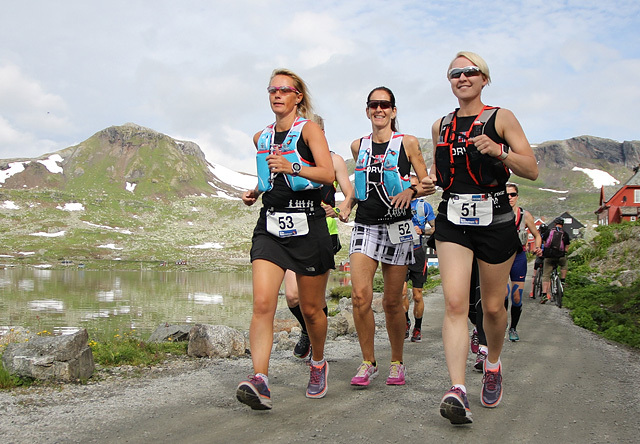 Sola og løperne smilte om kapp også på den 27 km lange andreetappen. Her ser vi Skiløper-trioen Camilla Rodal, Helga Kringen og Elisabeth Thorsvik. (Foto: Anders Øksenholt) Sola og løperne smilte om kapp også på den 27 km lange andreetappen. Her ser vi Skiløper-trioen Camilla Rodal, Helga Kringen og Elisabeth Thorsvik. (Foto: Anders Øksenholt)