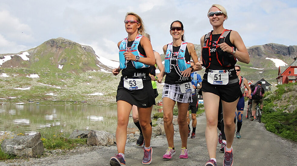 Sola og løperne smilte om kapp også på den 27 km lange andreetappen. Her ser vi Skiløper-trioen Camilla Rodal, Helga Kringen og Elisabeth Thorsvik. (Foto: Anders Øksenholt)