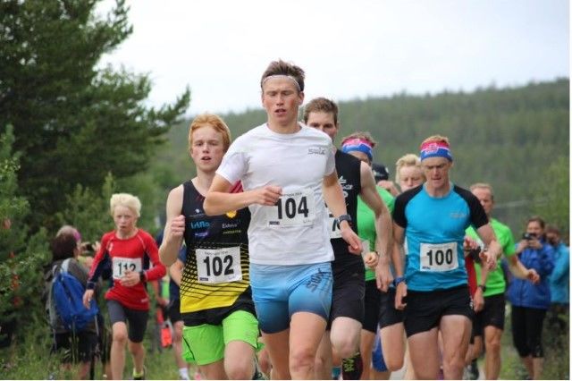 Fra starten i konkurranseklassen i fjorårets løp med vinneren Åsmund Kjøllmoen Steien i tet foran toeren Martin Grønvold. (Foto: Åshild Sveen Gussgard)