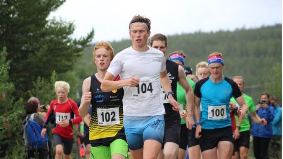 Fra starten i konkurranseklassen i fjorårets løp med vinneren Åsmund Kjøllmoen Steien i tet foran toeren Martin Grønvold. (Foto: Åshild Sveen Gussgard)