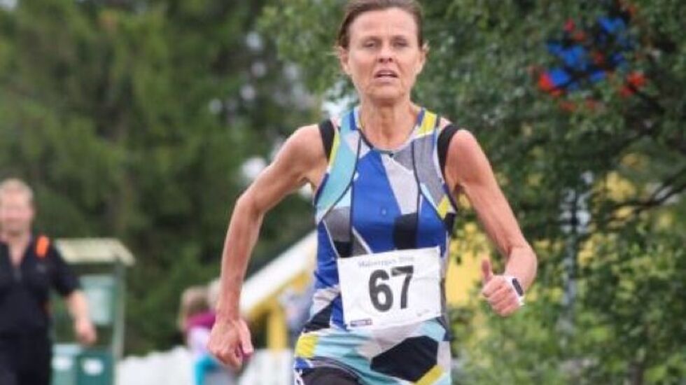Hilde Solland Plassen spurter mot mål til seier og vandrepokal. (Foto: Åshild Sveen Gussgard)