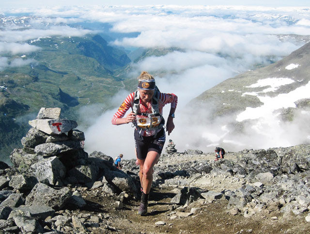 (Foto: Christian Prestegård) Bildet av Anita Håkenstad Evertsen er teke ved omlag 2.000 moh med utsyn ut over m.a Lustrafjorden/Sogefjorden og Jostedalsbreen. Av og til får ein bokstaveleg tala oppleve å springe over skyene på Fanaråken. (Foto: Christian Prestegård) Bildet av Anita Håkenstad Evertsen er teke ved omlag 2.000 moh med utsyn ut over m.a Lustrafjorden/Sogefjorden og Jostedalsbreen. Av og til får ein bokstaveleg tala oppleve å springe over skyene på Fanaråken.