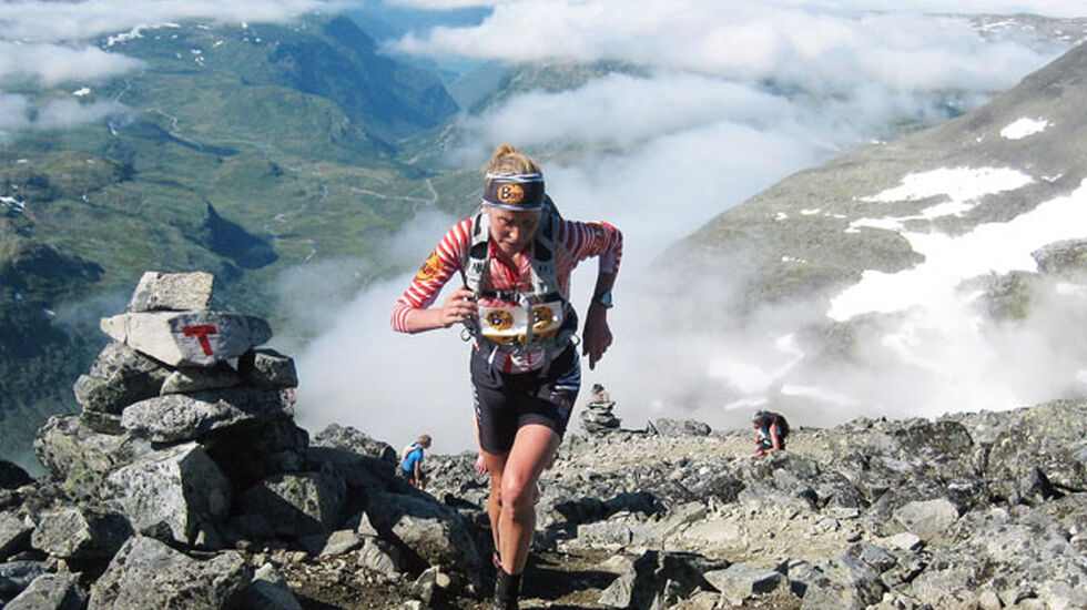 (Foto: Christian Prestegård) Bildet av Anita Håkenstad Evertsen er teke ved omlag 2.000 moh med utsyn ut over m.a Lustrafjorden/Sogefjorden og Jostedalsbreen. Av og til får ein bokstaveleg tala oppleve å springe over skyene på Fanaråken.