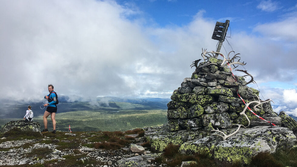 Første toppen er Blenuten på 1213 moh. Er det ikke gevir fra reinsdyr som ligger der?