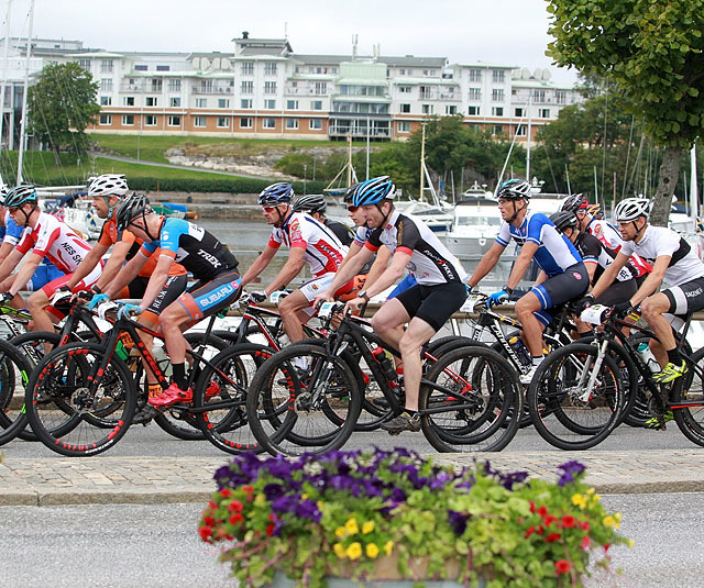 Med master gjennom Strømstad før rittet for alvor starter. (Foto: Kjell Vigestad)