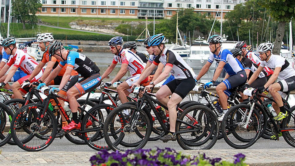 Med master gjennom Strømstad før rittet for alvor starter. (Foto: Kjell Vigestad)