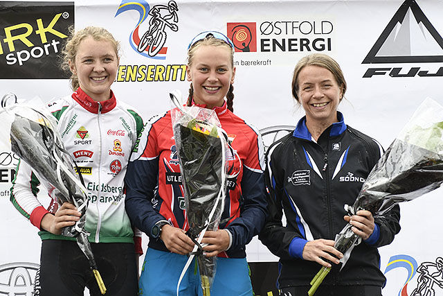 Julie Bodahl (midten) vant kvinneklassen i Grenserittet MIDT foran Thea Maurtvedt (til venstre) og Vibeke Tegneby (til høyre). (Foto: Bjørn Johannessen)