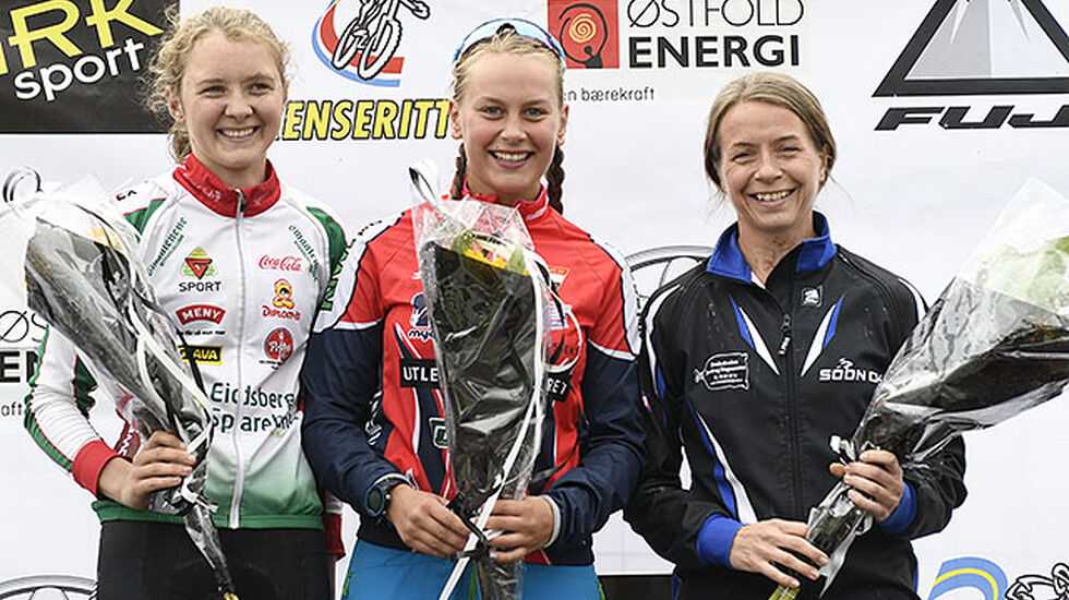 Julie Bodahl (midten) vant kvinneklassen i Grenserittet MIDT foran Thea Maurtvedt (til venstre) og Vibeke Tegneby (til høyre). (Foto: Bjørn Johannessen)