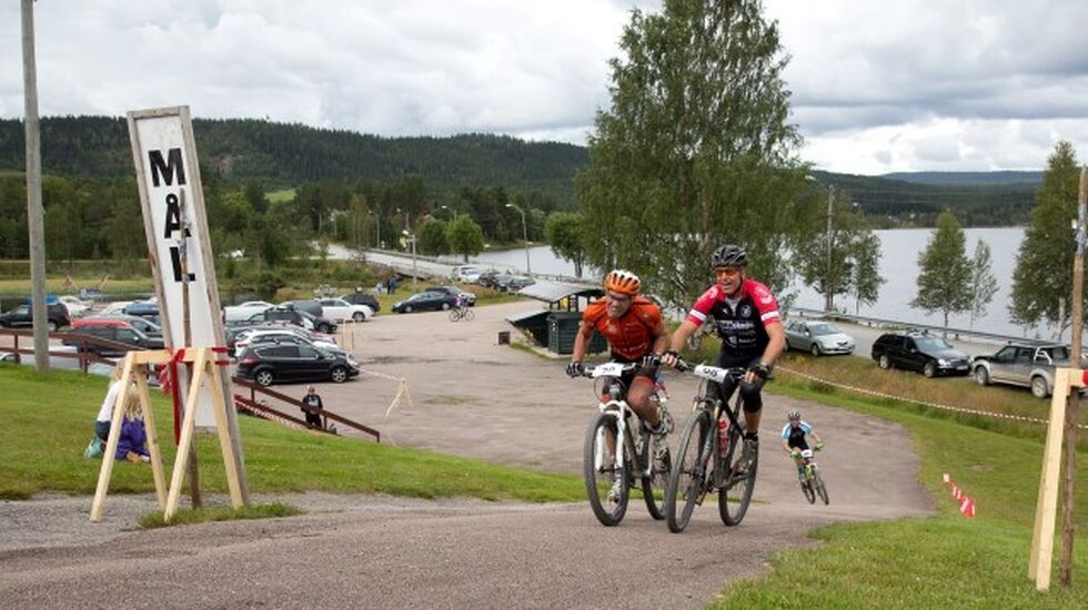 Det ble kamp om 2. plassen helt til målstreken mellom John Hammer (til v.) og Øystein Aamodt. (Foto: Øivind Larsen)