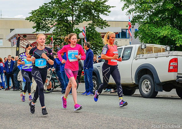 Celine Lianna Elvestad (til høyre) vant halvmaratonløpet i fjor. (Foto: Paal Fondevik) 