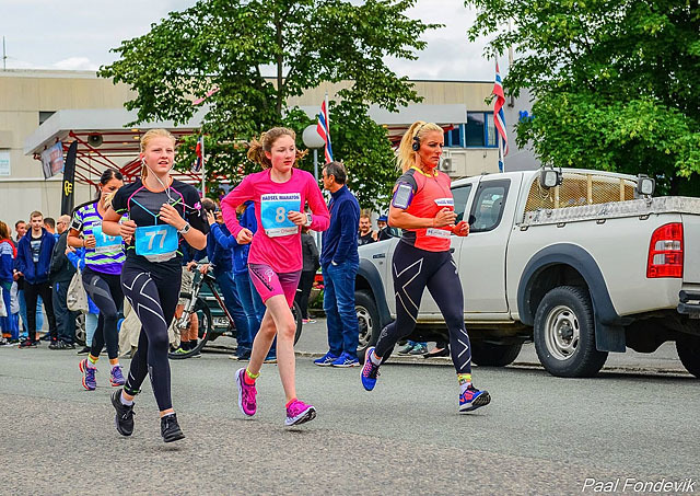 Celine Lianna Elvestad (til høyre) vant halvmaratonløpet i fjor. (Foto: Paal Fondevik)