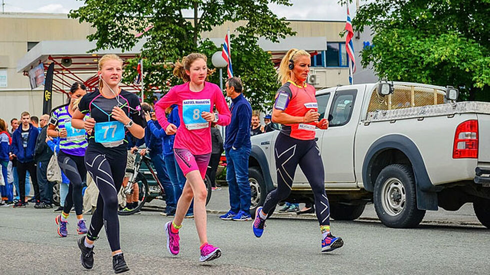 Celine Lianna Elvestad (til høyre) vant halvmaratonløpet i fjor. (Foto: Paal Fondevik) 