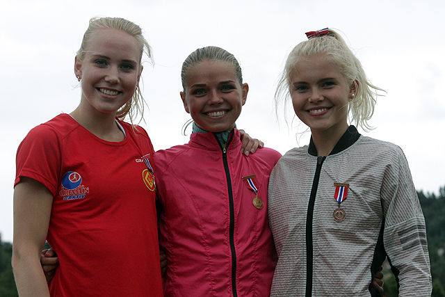 3 glade jenter på pallen, Ingrid Folvik, Stine Wangberg og Christine Næss