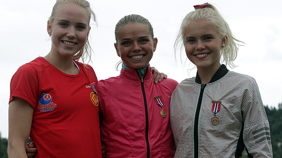 3 glade jenter på pallen, Ingrid Folvik, Stine Wangberg og Christine Næss