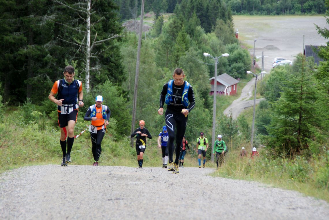 Løpet startet med en knallhard bakke opp fra Gåsbu - her med to av de raskeste 45-kilometersløperne i front, Pål Thoresen og Giovanni Luatti (foto: Stein Arne Negård).