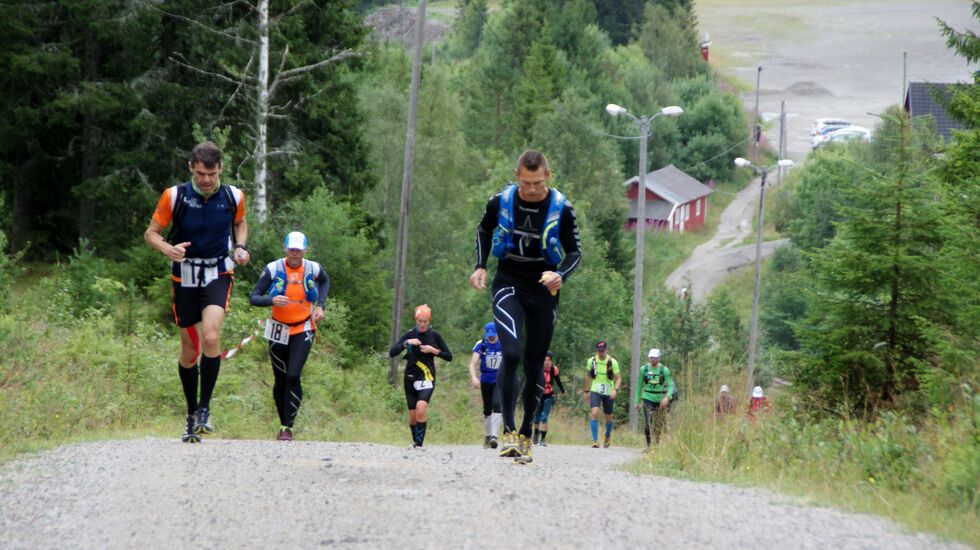 Løpet startet med en knallhard bakke opp fra Gåsbu - her med to av de raskeste 45-kilometersløperne i front, Pål Thoresen og Giovanni Luatti (foto: Stein Arne Negård).
