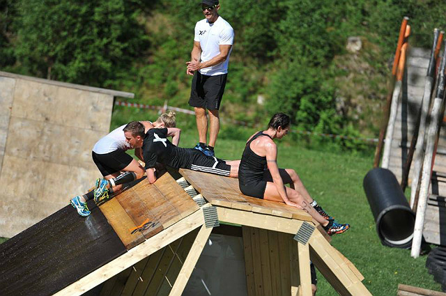 En av arrangørene, Eirik Solen, tar seg tid til å heie frem deltakerne (Foto: Kim Andre Kårdal)