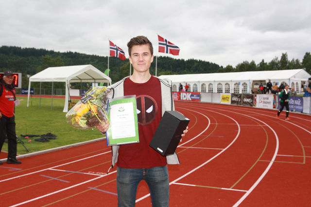 Jakob Ingebrigtsen (15) fikk søndag ettermiddag Friidrettens Venners sølvpokal som bevis på at han ble kåret til Norgesmesterskapets beste mannlige utøver.