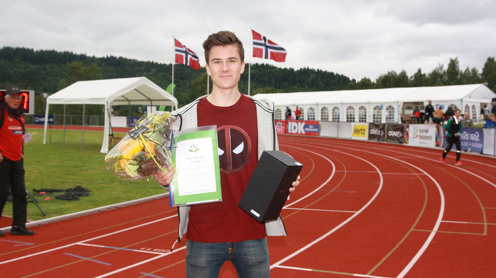 Jakob Ingebrigtsen (15) fikk søndag ettermiddag Friidrettens Venners sølvpokal som bevis på at han ble kåret til Norgesmesterskapets beste mannlige utøver.