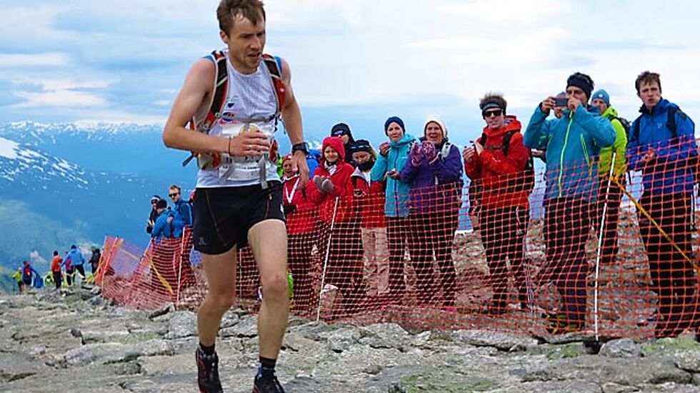 I fjor sprang Stian Angermund-Vik, Varegg IL, i mål som nr. 2, kun 13 sekund bak den amerikanske meistaren i Mountain Running Joseph Gray. Tida til Angermund-Vik var 1:09:14. Det er den nest beste tida oppnådd av nokon nordmann. Det var også tida hans i 2014 då han vart nr. 3 på 1:10:18 . Kun Jon Tvedts tid på 1:08:39 frå 2007 er betre. Den tida er verna som løyperekord for all tid i den gamle stien.