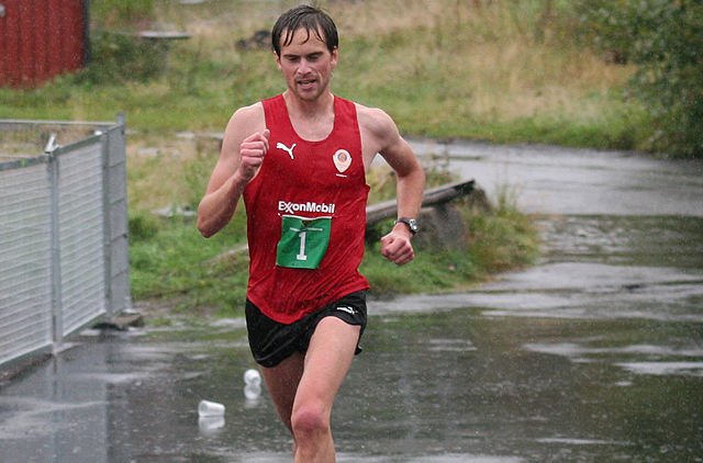 Gjermund Groven vant Sokndal Halvmaraton i en temmelig våt utgave i 2011. Foto: Thomas Hetland