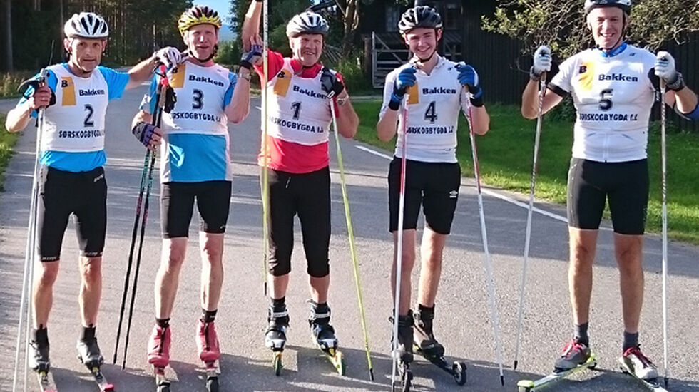 Alle samlet etter relativ jevn dyst i sola utenfor Snippen gård (fra v): Rolf Bakken, Otto Grafsrønningen, Kjell Nystuen, Martin Stensrud og Rune Gilde. (Foto: Reidar Stensrud)
