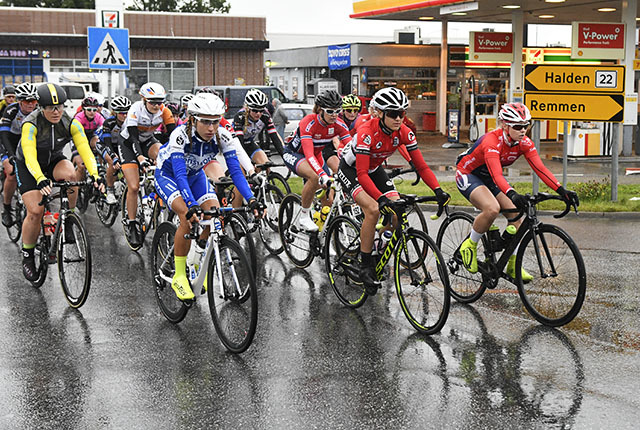 Det var lett regn da elitesyklistene trillet ut fra Halden sentrum fredag ettermiddag og dermed var i gang med årets utgave av Ladies Tour of Norway. (Foto: Bjørn Johannessen)