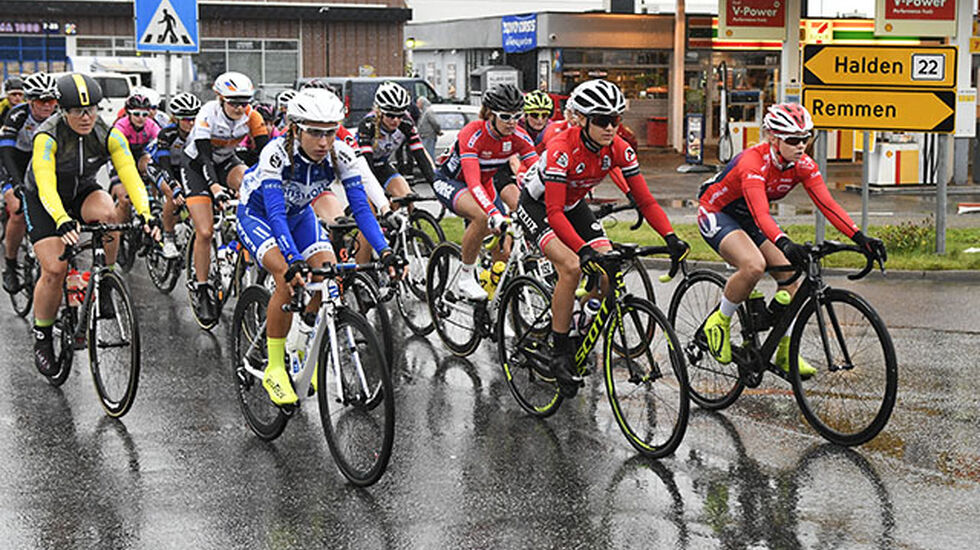 Det var lett regn da elitesyklistene trillet ut fra Halden sentrum fredag ettermiddag og dermed var i gang med årets utgave av Ladies Tour of Norway. (Foto: Bjørn Johannessen)