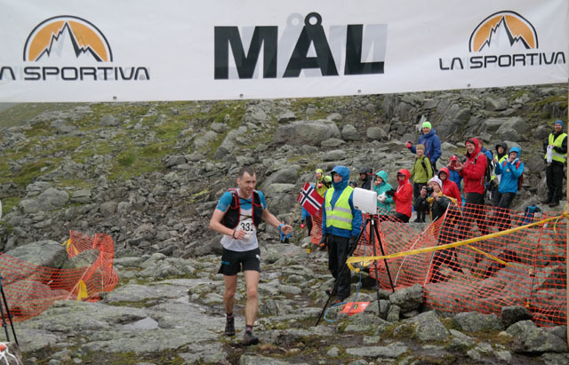 Stian Angermund-Vik, Varegg IL, kunne juble med norsk flagg i innspurten til 1. plass på på vinnartida 41.27. David Schneider, Sveits vart nr. 2 på 42.33 og 19-åringen Stian Øvergaard Aarvik, Gneist IL vart nr. 3 på 42.33. Foto: Jan Erik Sandbakk