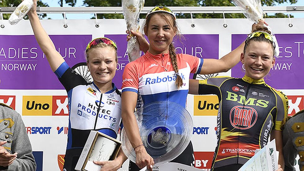 På den avsluttende 3. etappen i Ladies Tour of Norway spurtet Emilie Moberg (til venstre) inn til 2. plass bak Anouska Koster (midten) og foran Christina Siggaard (høyre). (Foto: Bjørn Johannessen)
