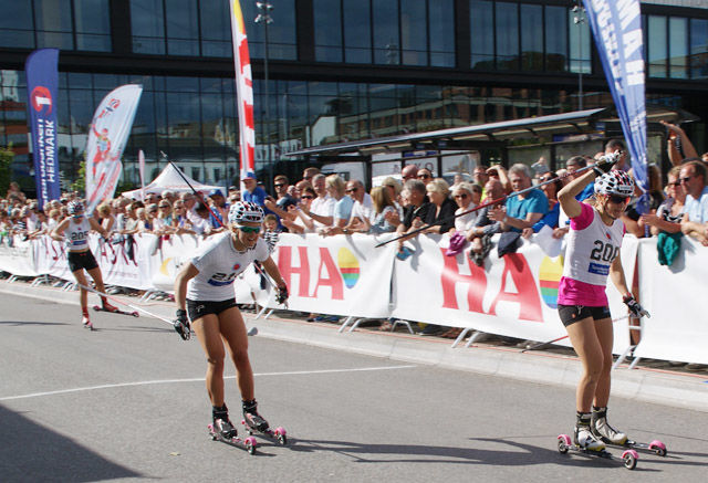 Det var ikke mye som skilte Maiken Caspersen Falla (til høyre) og Ingvild Flugstad Østberg i fjorårets stjernetreff i Kirkebakken Grand Prix. Barbro Kvåle (i bakgrunnen) tok 3. plassen i finalen. (Foto: Stein Arne Negård)