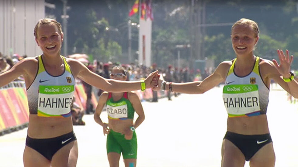 Gleden over å få delta i OL var stor for tvillingene Anna og Lisa Hahner selv om de sportslige resultatene var langt unna målsetningen. (Foto: skjermdump fra TV2 Sumo)