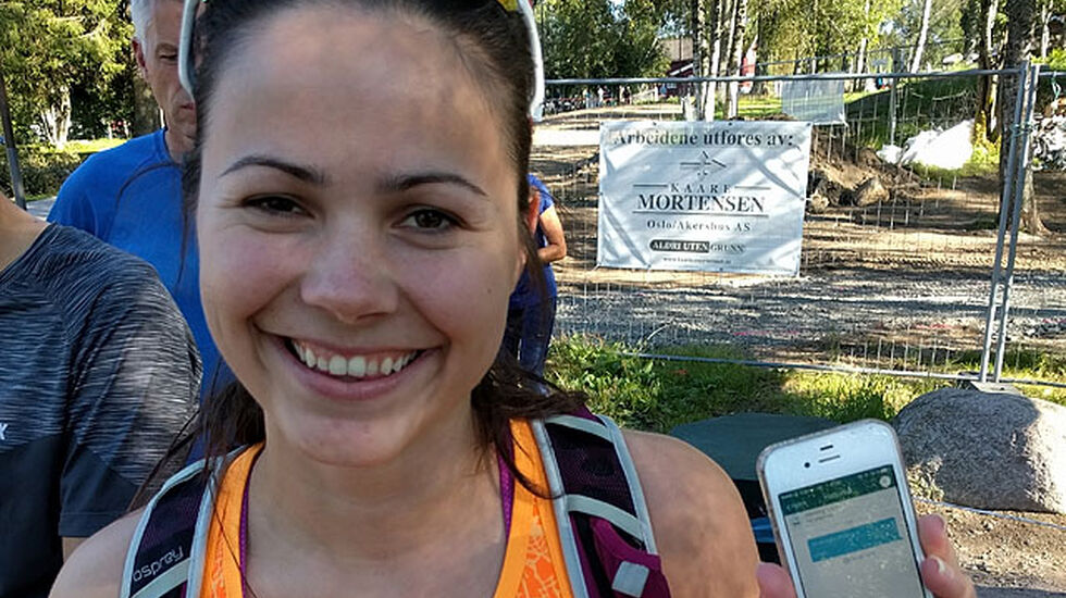 Siri Rækken ble den historisk første personen som betalte med Vipps da SRM åpnet for dette onsdag. Foto: Heming Leira
