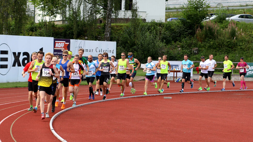 Fra starten på Veldremila i 2016 med Martin Grønvold i front. (Foto: Bjørn Grønvold)