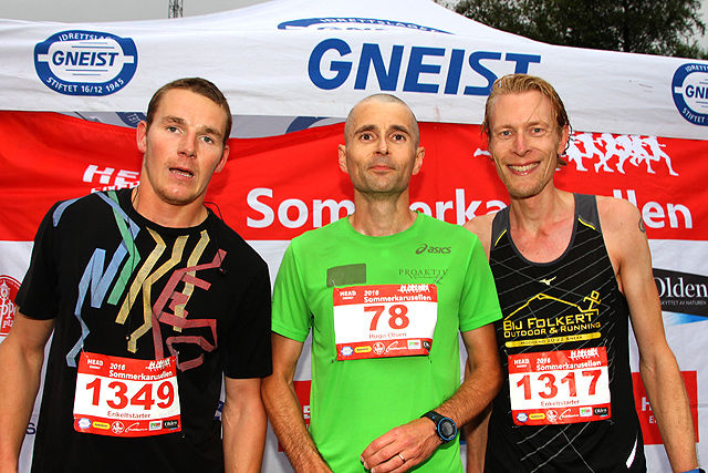 Premiepallen 10 km menn: vinner Hugo Olsen omkranset av Michael Uhlar og Douwe Nauta. - Foto : Arne Dag Myking