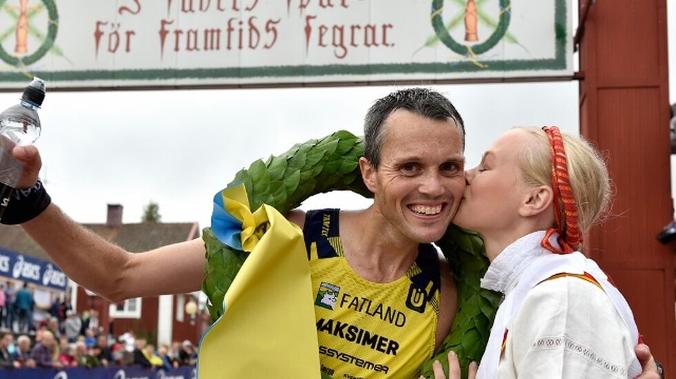 Jarle Risa og kranskullan etter seieren i UltraVasan90 (foto: Vasaloppet).