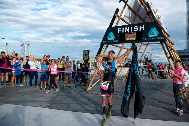 Allan Hovda jubler for seier i Lofoten Triathlon Extreme+ (foto: Kai-Otto Melau, The Arctic Triple).